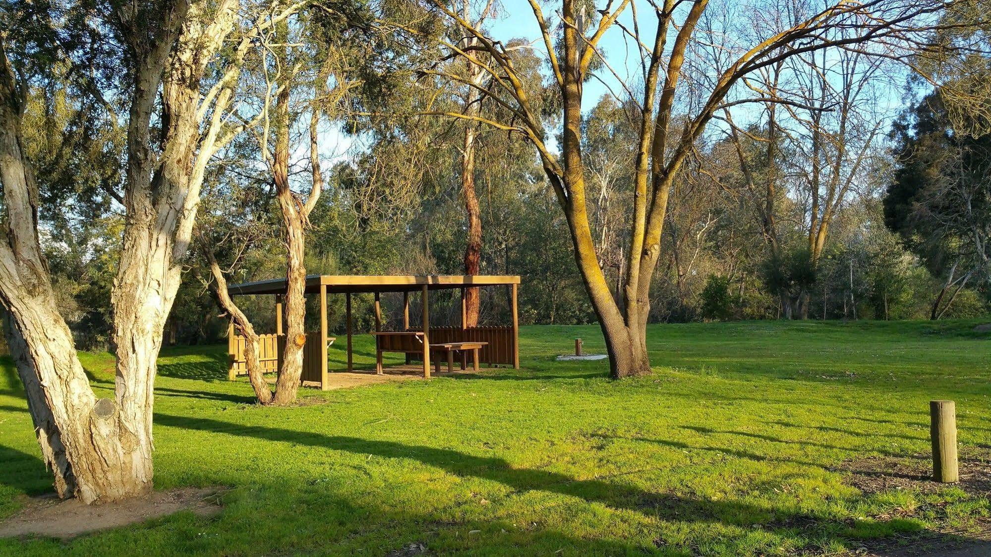 Yea Riverside Caravan Park Экстерьер фото